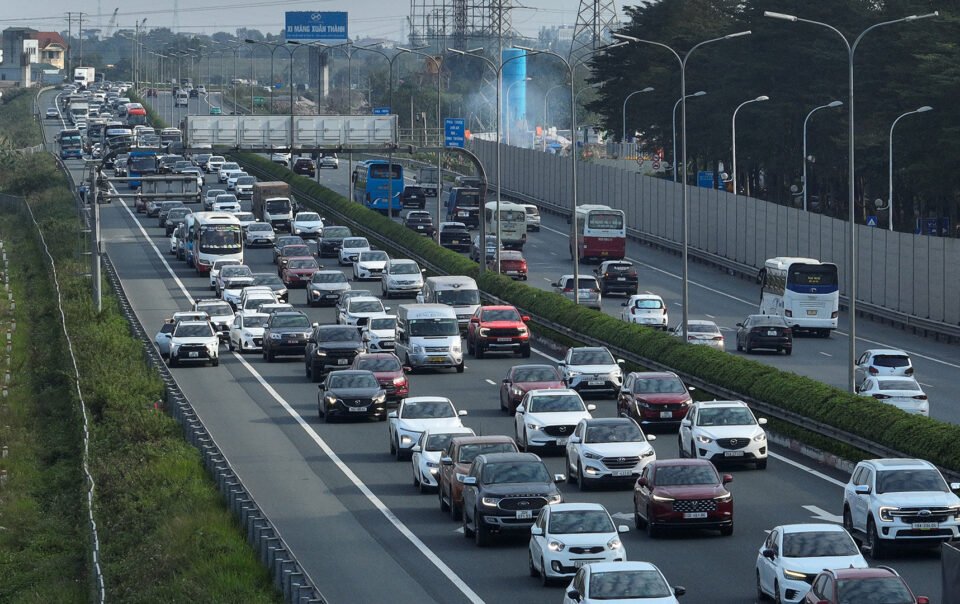 csgt-su-dung-o-to-hoa-trang-ghi-hinh-xe-vi-pham-tren-cao-toc