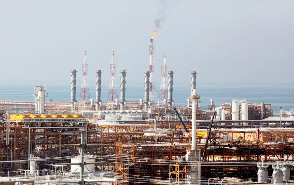 ‘trai-tim’-khi-dot-iran-bi-tan-cong,-gia-dau-vuot-112-usd/thung