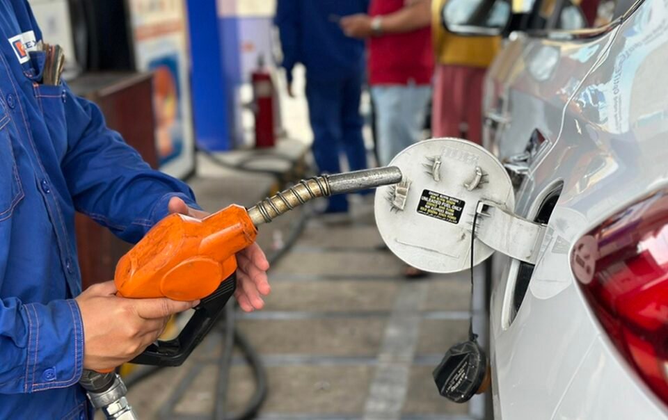 yeu-cau-siet-gia-cuoc-van-tai,-day-nhanh-chuyen-doi-xe-dien-giua-bao-xang-dau