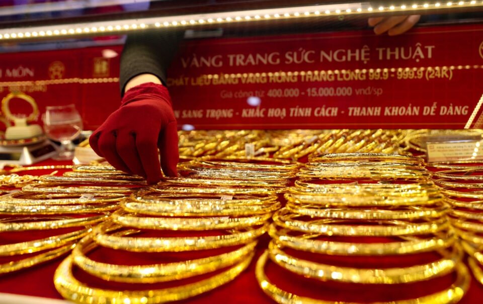 gia-vang-giam-hon-10-trieu-dong,-lieu-co-lui-ve-160-trieu-dong/luong?