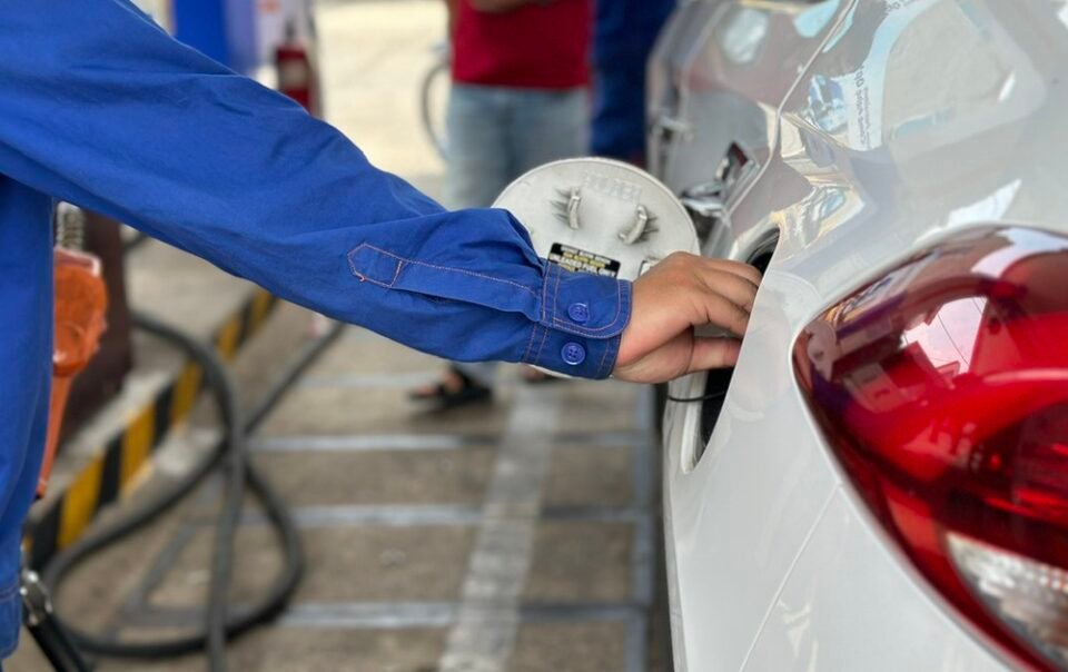 gia-xang-dau-hom-nay-203.2026:-trong-nuoc-tang,-the-gioi-quay-dau-giam-manh