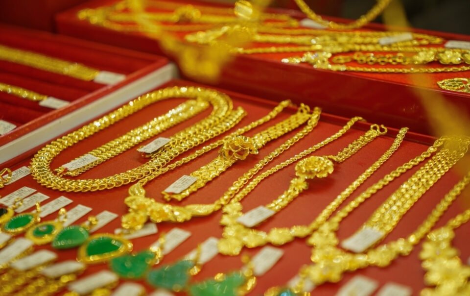 gia-vang-the-gioi-toi-nay-'roi-tu-do',-giam-ve-muc-4.550-usd/ounce