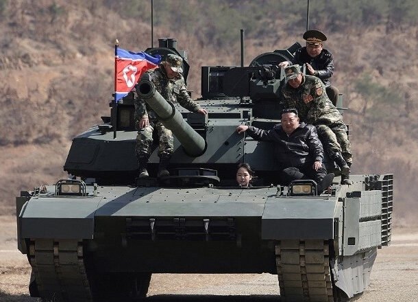 ong-kim-jong-un-va-con-gai-xuat-hien-tren-xe-tang-moi-cua-trieu-tien