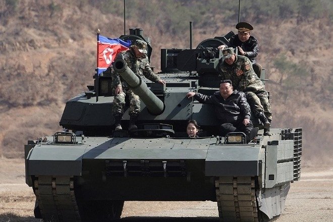 ong-kim-jong-un-va-con-gai-xuat-hien-tren-xe-tang-moi-cua-trieu-tien