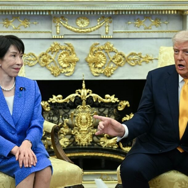 ba-takaichi-bien-sac-khi-ong-trump-noi:-ai-hieu-bat-ngo-hon-nhat-ban-ve-vu-tran-chau-cang?