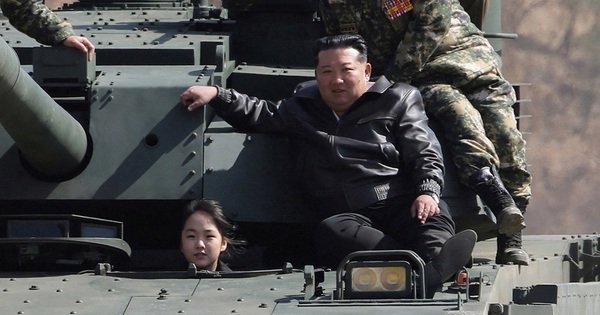 con-g&aacute;i-&ocirc;ng-kim-jong-un-xuat-hien-c&ugrave;ng-cha-tr&ecirc;n-xe-tang-chien-dau-chu-luc-moi