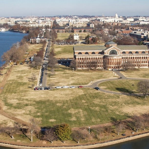 uav-bi-an-bay-quanh-noi-o-cua-ngoai-truong-va-bo-truong-chien-tranh-my