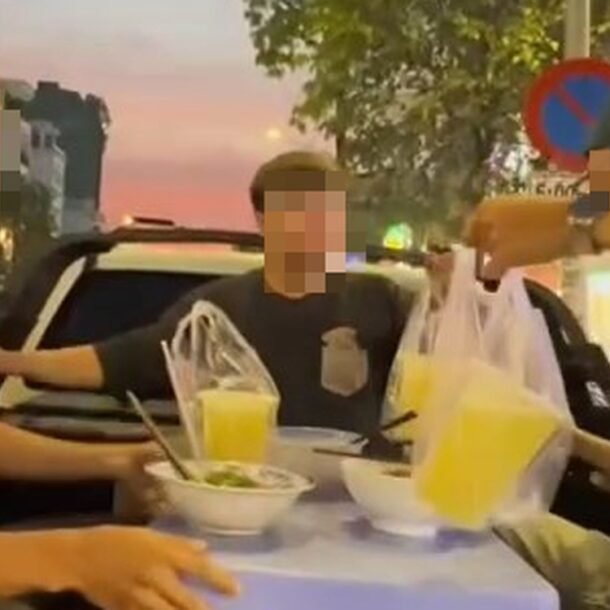 vu-nhom-nguoi-an-hu-tieu-sau-xe-ban-tai:-clip-quay-hon-3-nam-truoc,-gio-tai-xe-van-bi-phat