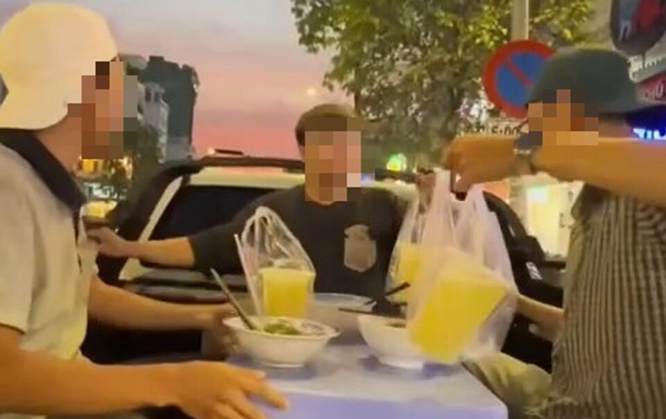 vu-nhom-nguoi-an-hu-tieu-sau-xe-ban-tai:-clip-quay-hon-3-nam-truoc,-gio-tai-xe-van-bi-phat