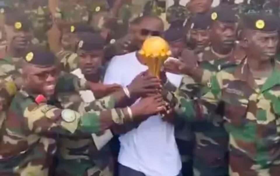 bi-tuoc-danh-hieu-afcon-2025,-sengeal-‘gui’-cup-vo-dich-o-doanh-trai-quan-doi