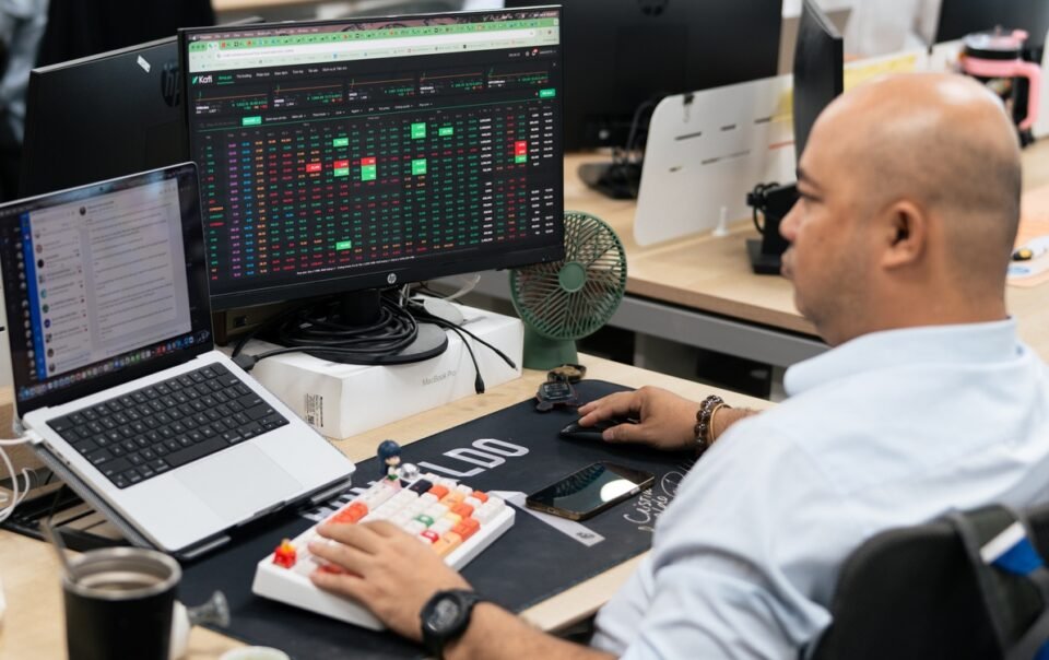 chung-khoan-20-3:-gia-xang-vuot-30.000-dong/lit,-thi-truong-se-phan-ung-ra-sao?