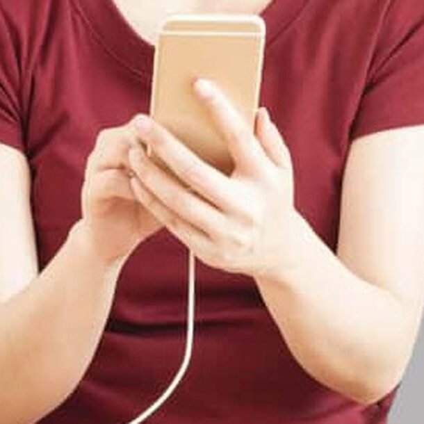 te-tay-khi-dung-dien-thoai-dang-sac:-hien-tuong-binh-thuong-hay-nguy-hiem?