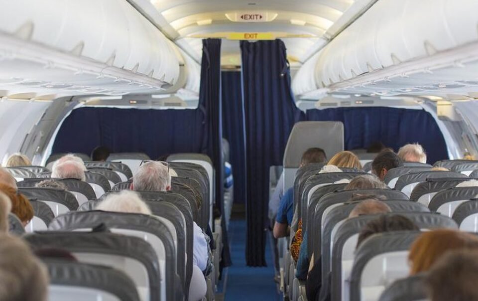 ‘soc’-voi-cach-giu-thi-the-hanh-khach-tu-vong-tren-chuyen-bay