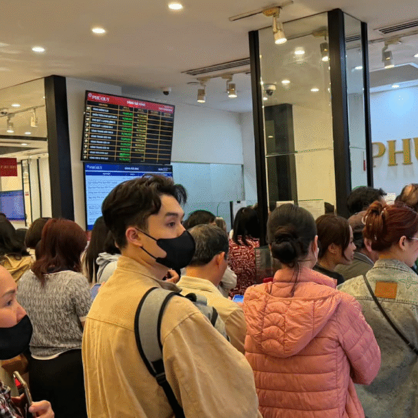 xep-hang-mua-vang-bac-vi-'so-bo-lo',-nguoi-mua-gap-canh-treo-ngoe