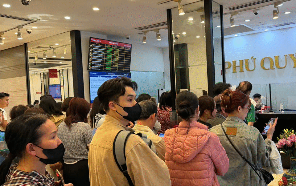 xep-hang-mua-vang-bac-vi-'so-bo-lo',-nguoi-mua-gap-canh-treo-ngoe