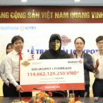 kien-tri-mua-vietlott-5-nam,-trung-hon-114-ti-dong