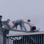 leo-qua-'lan-ranh-sinh-tu',-nhan-chung-ke-phut-giai-cuu-7-nguoi-trong-dam-chay