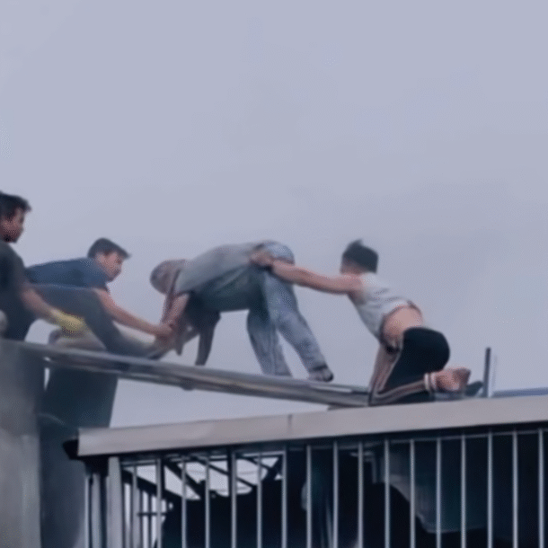 leo-qua-'lan-ranh-sinh-tu',-nhan-chung-ke-phut-giai-cuu-7-nguoi-trong-dam-chay