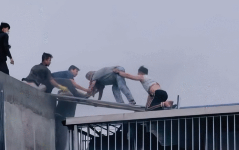 leo-qua-'lan-ranh-sinh-tu',-nhan-chung-ke-phut-giai-cuu-7-nguoi-trong-dam-chay