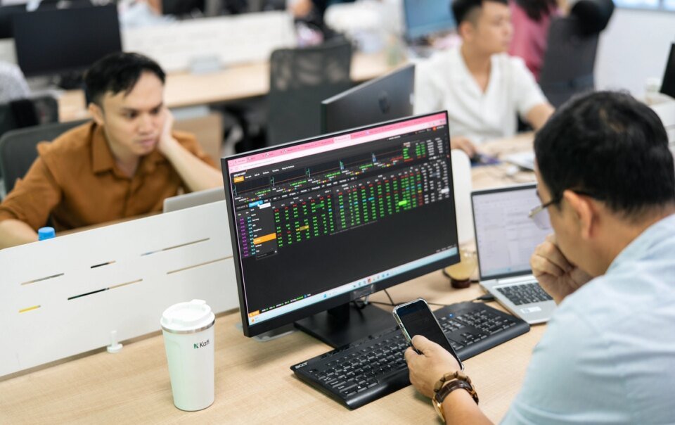 chung-khoan-25-3:-ong-trump-noi-dat-‘dong-thuan-lon’,-iran-phu-nhan,-nha-dau-tu-nen-lam-gi-luc-nay?