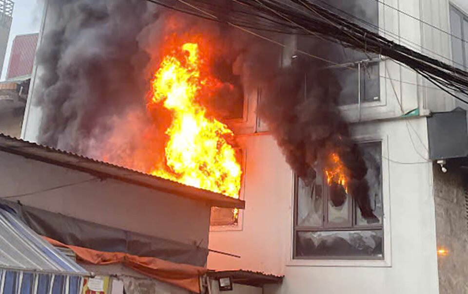 chay-du-doi-nha-7-tang-o-ha-noi,-hai-nguoi-dan-ong-duc-mai-ton-giai-cuu-nan-nhan