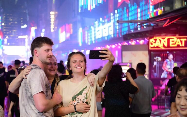 muon-kiem-bon-tien-tu-kinh-te-dem,-tp.hcm-can-ban-gi-cho-khach-sau-18h?