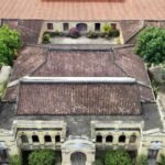 ve-dep-nha-co-tram-nam-voi-kien-truc-dong-–-tay-o-go-cong