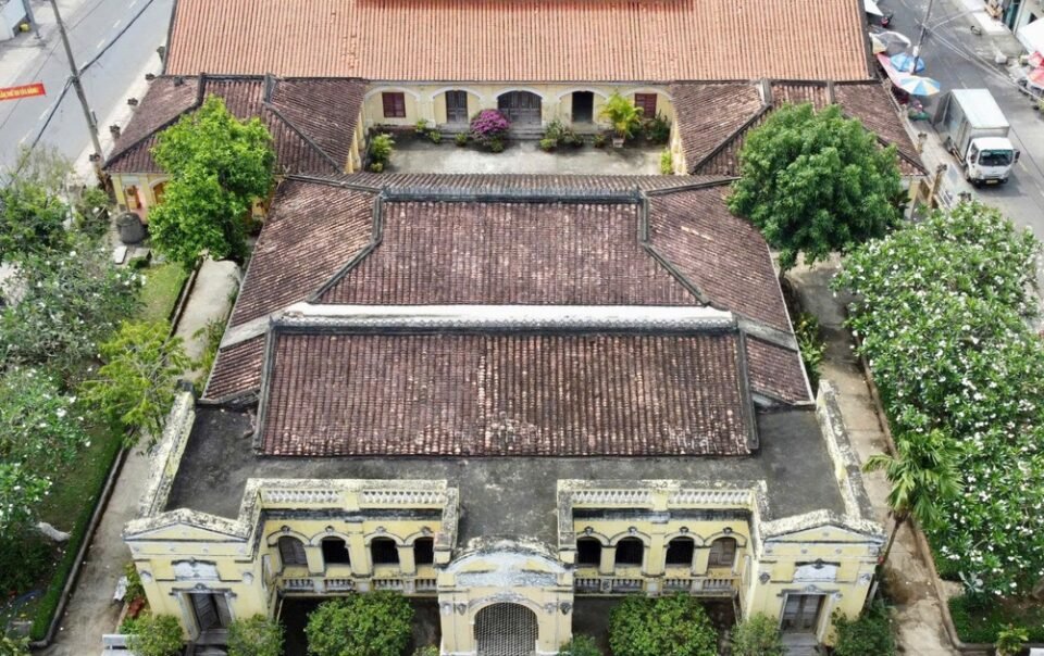 ve-dep-nha-co-tram-nam-voi-kien-truc-dong-–-tay-o-go-cong