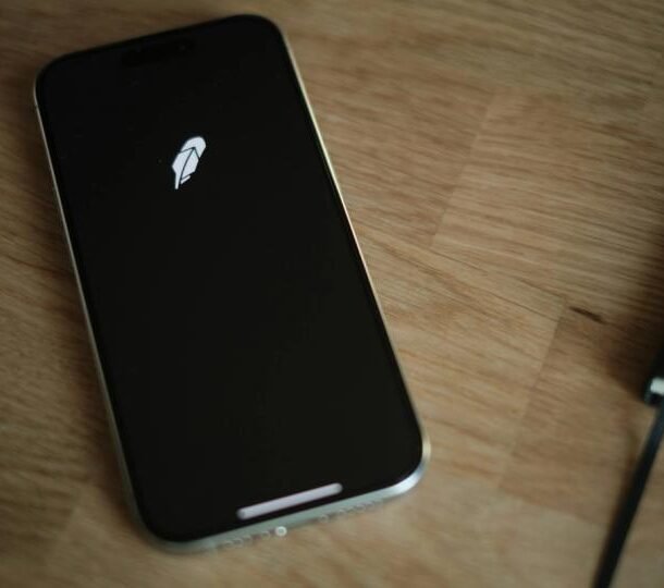 robinhood-reloads-stock-repurchase-plan-to-$1.5-billion-as-shares-continue-in-downtrend