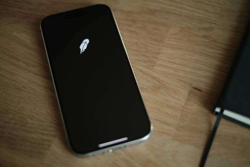 robinhood-reloads-stock-repurchase-plan-to-$1.5-billion-as-shares-continue-in-downtrend