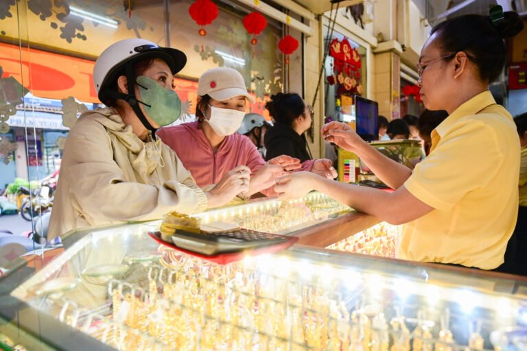 gia-vang-trong-nuoc-cao-hon-the-gioi-gan-30-trieu-dong/luong,-nguoi-mua-om-rui-ro