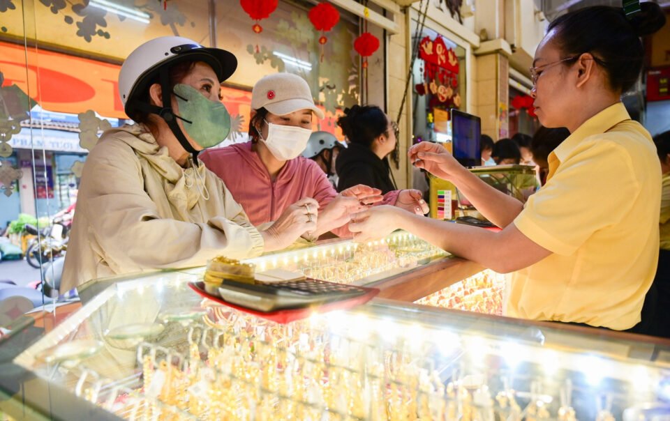 gia-vang-trong-nuoc-cao-hon-the-gioi-gan-30-trieu-dong/luong,-nguoi-mua-om-rui-ro