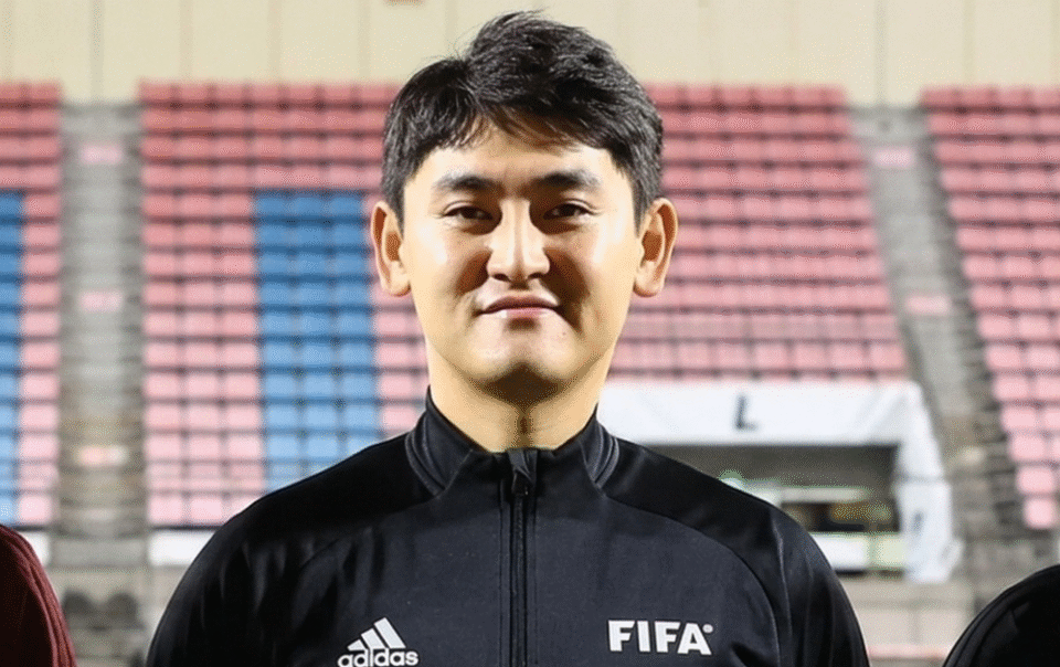 trong-tai-tung-bat-o-v-league-cam-coi-tran-viet-nam-voi-malaysia