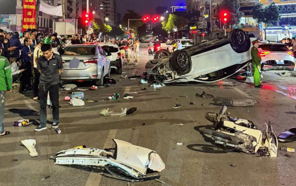 o-to-lexus-gay-tai-nan-lien-hoan,-2-nguoi-bi-thuong