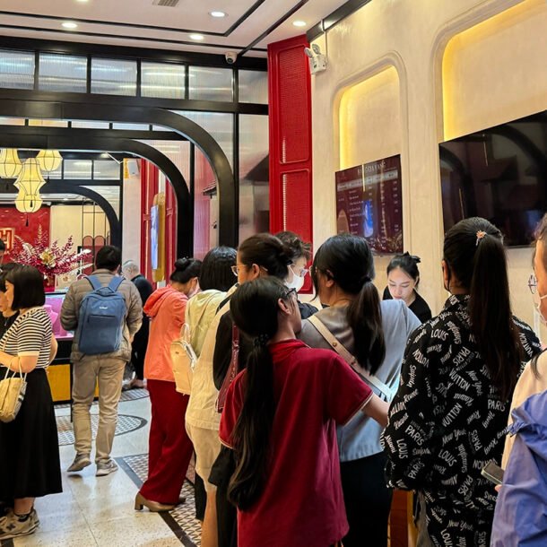 can-canh-'pho-vang'-tran-nhan-tong-sau-khi-cong-an-xuat-hien-o-tiem-vang-bao-tin-minh-chau