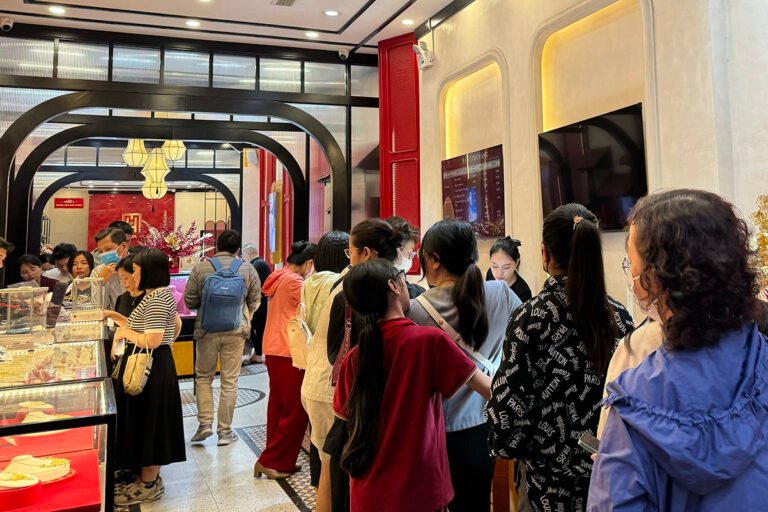 can-canh-'pho-vang'-tran-nhan-tong-sau-khi-cong-an-xuat-hien-o-tiem-vang-bao-tin-minh-chau