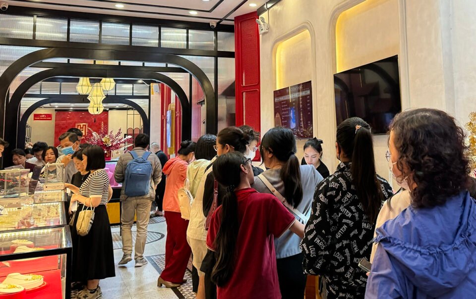 can-canh-'pho-vang'-tran-nhan-tong-sau-khi-cong-an-xuat-hien-o-tiem-vang-bao-tin-minh-chau