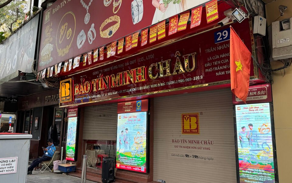 cua-hang-vang-bao-tin-minh-chau-o-tran-nhan-tong-dot-ngot-dong-cua