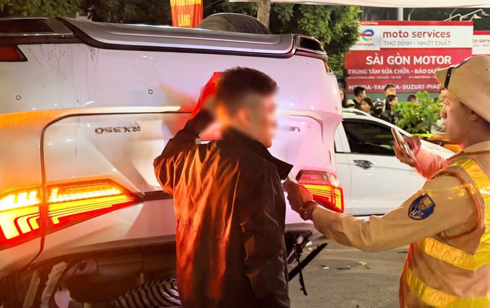 canh-sat-xac-dinh-nguyen-nhan-ban-dau-vu-o-to-lexus-tong-loat-xe-o-ha-noi