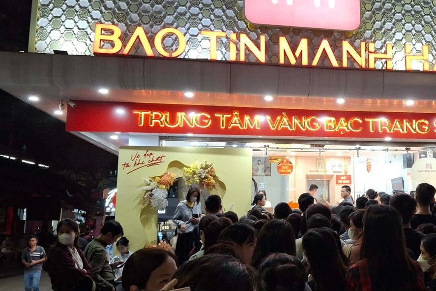 khach-un-un-xep-hang-dai-doi-nhan-vang-bao-tin-manh-hai-du-toi-muon