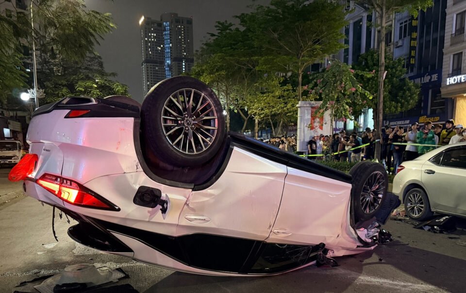 o-to-lexus-rx350-phi-nguoc-chieu,-tong-loat-xe-khac-roi-lat-ngua-o-ha-noi