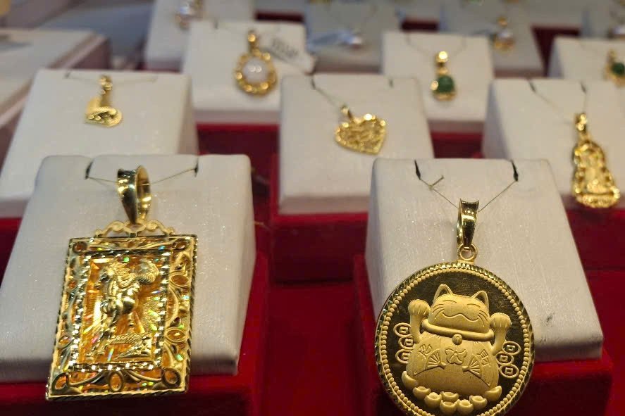 gia-vang-bat-tang-13-trieu-dong/luong,-loat-du-bao-moi-ra-sao?