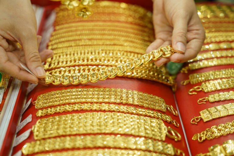 gia-vang-the-gioi-'sap-manh'-ve-4.490-usd/ounce,-thi-truong-hoang-loan