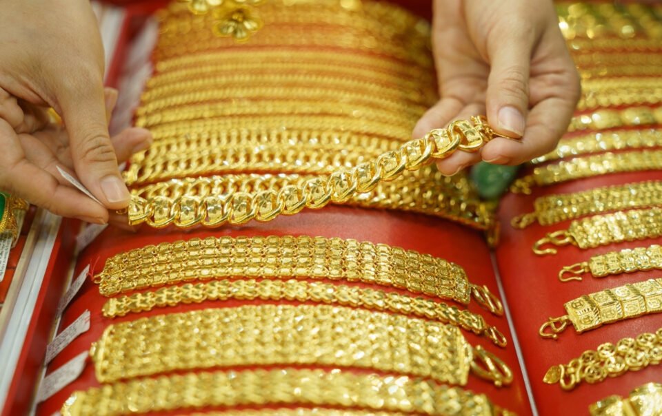 gia-vang-the-gioi-'sap-manh'-ve-4.490-usd/ounce,-thi-truong-hoang-loan