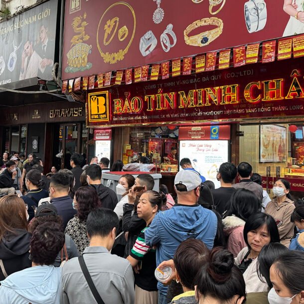 gia-vang-lao-doc,-nguoi-dan-ha-noi-do-xo-xep-hang-'bat-day'