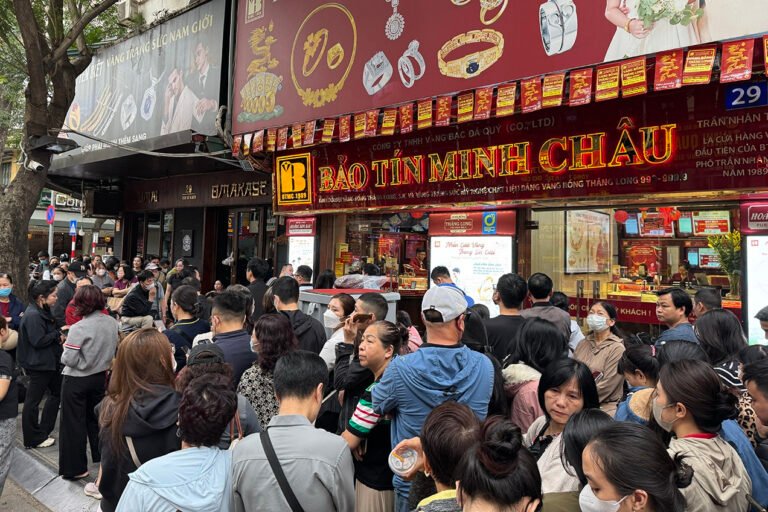 gia-vang-lao-doc,-nguoi-dan-ha-noi-do-xo-xep-hang-'bat-day'