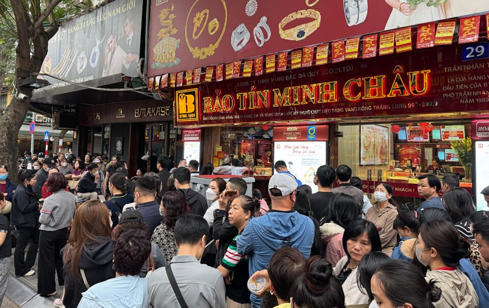 gia-vang-lao-doc,-nguoi-dan-ha-noi-do-xo-xep-hang-'bat-day'