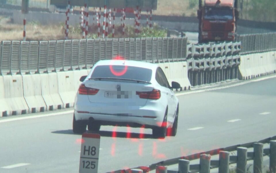 tai-xe-chay-toi-142-km/gio-tren-cao-toc-chi-cho-phep-90-km/gio