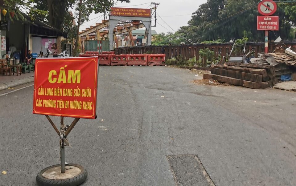 ha-noi-cam-xe-may-qua-cau-long-bien-trong-60-ngay