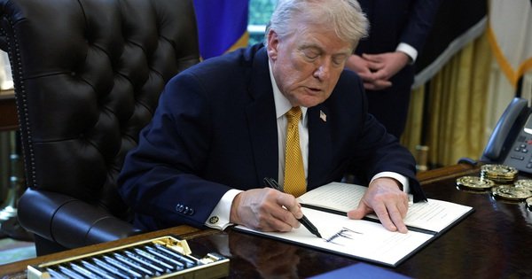 &ocirc;ng-trump-l&agrave;-tong-thong-my-dau-ti&ecirc;n-c&oacute;-chu-k&yacute;-tr&ecirc;n-tien-giay